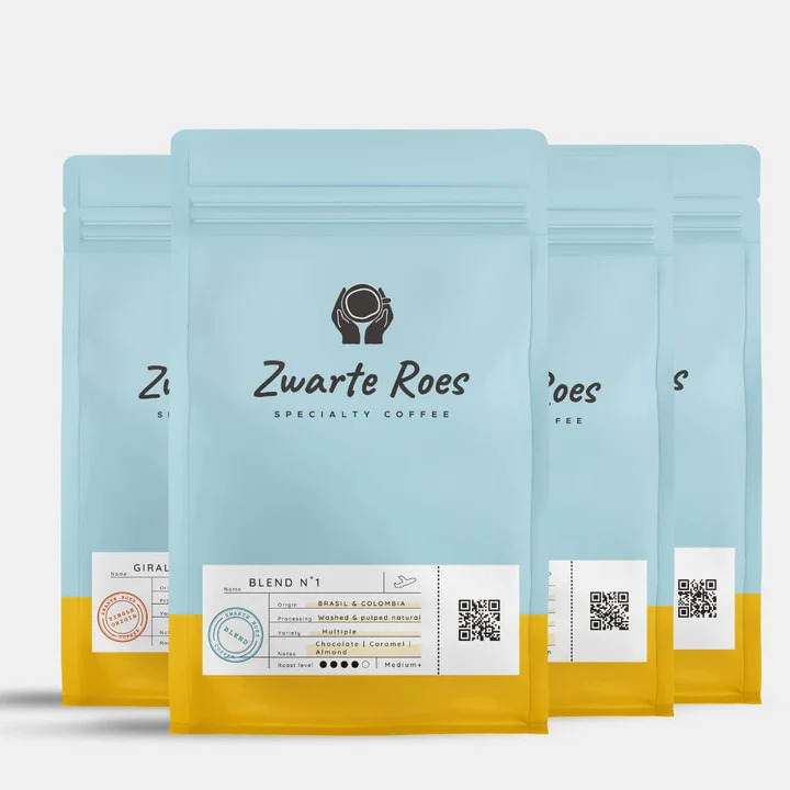 Proefpakket Zwarte Roes Koffiebonen met vier zakken van 250 gram, inclusief Blend N˚1, Blend N˚2 en een decafé, voor een veelzijdige koffiebeleving.