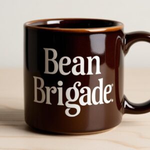 Bonenbrigade Koffiemok Zwart, gemaakt van hoogwaardig keramiek voor de perfecte koffiebeleving.